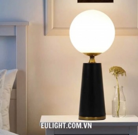 Đèn để bàn chao thủy tinh DB0519 ( thân đèn màu trắng hoặc đen )