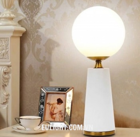 Đèn để bàn chao thủy tinh DB0519 ( thân đèn màu trắng hoặc đen )